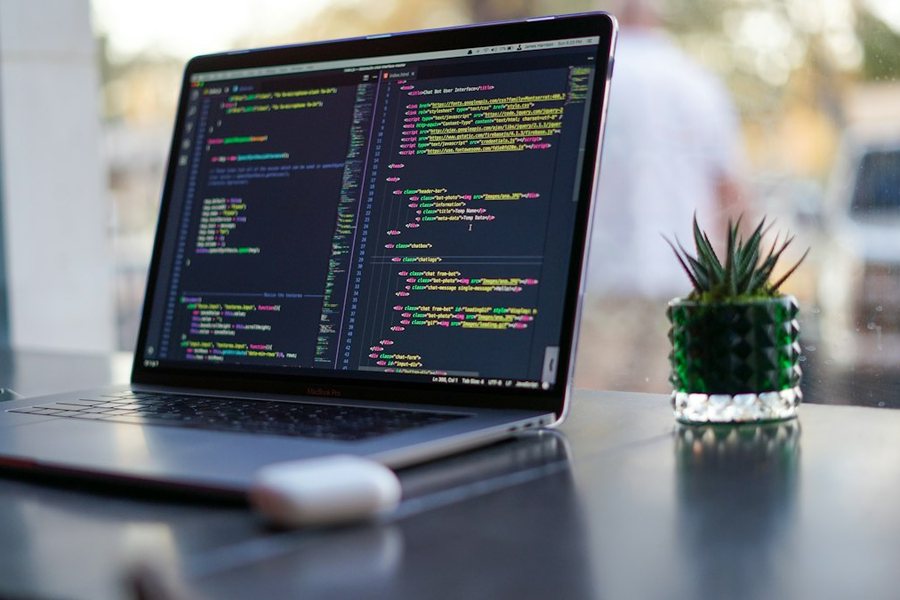 プログラムのコードが表示されたノートパソコン