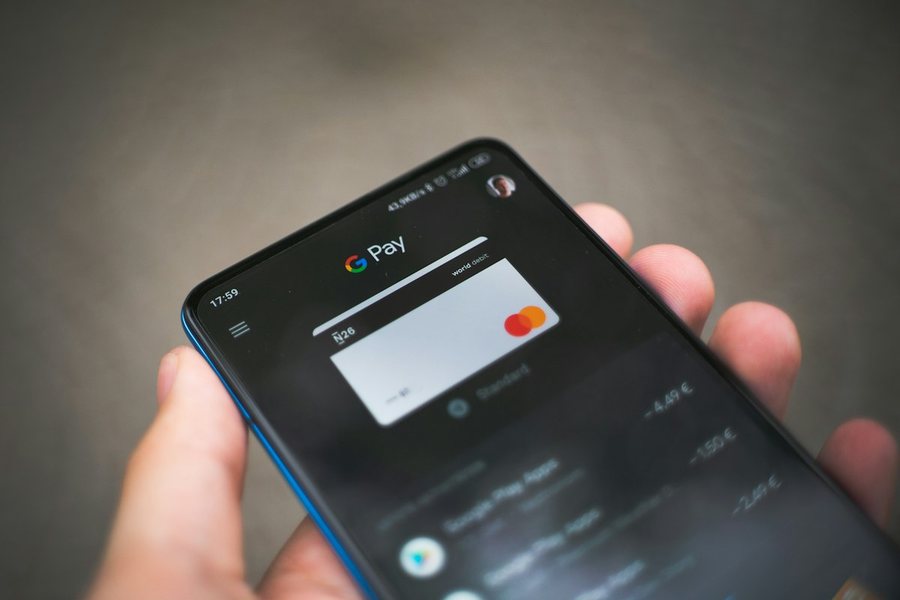 スマートフォンで支払いをする手元