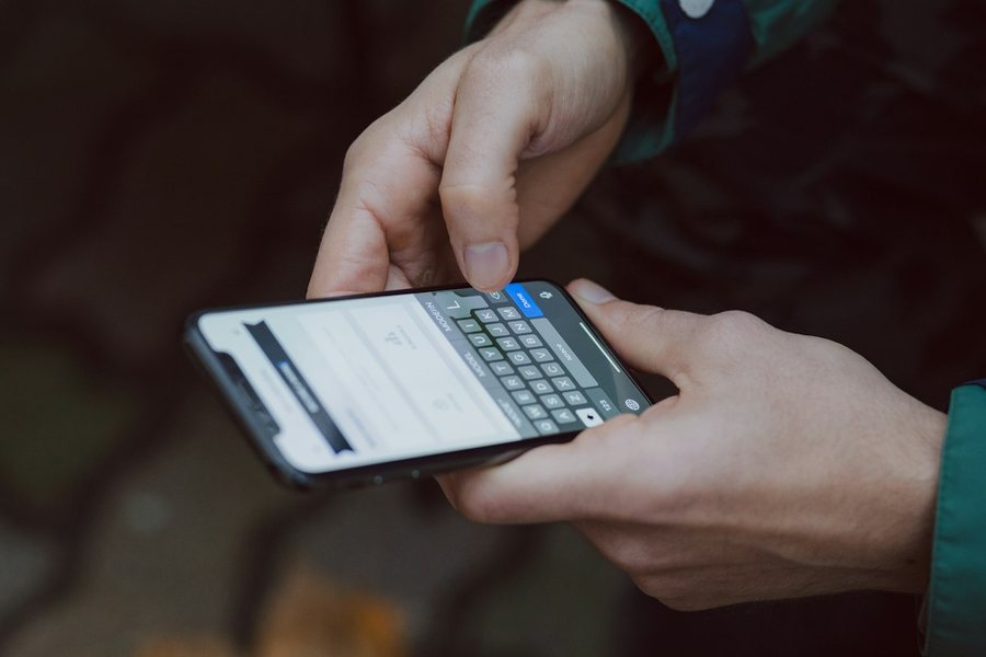 スマートフォンで文字を入力する手元
