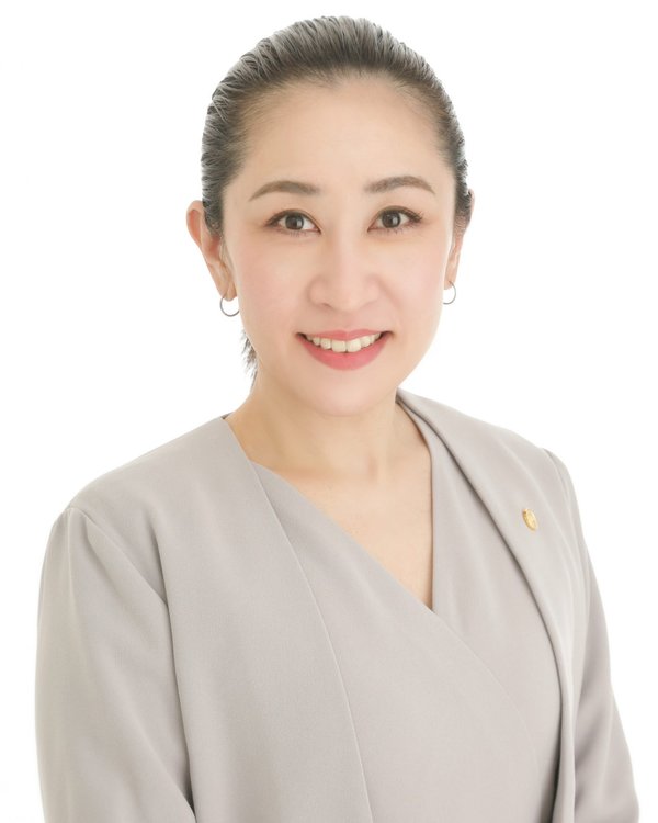 代表社員・特定行政書士 荒木素子